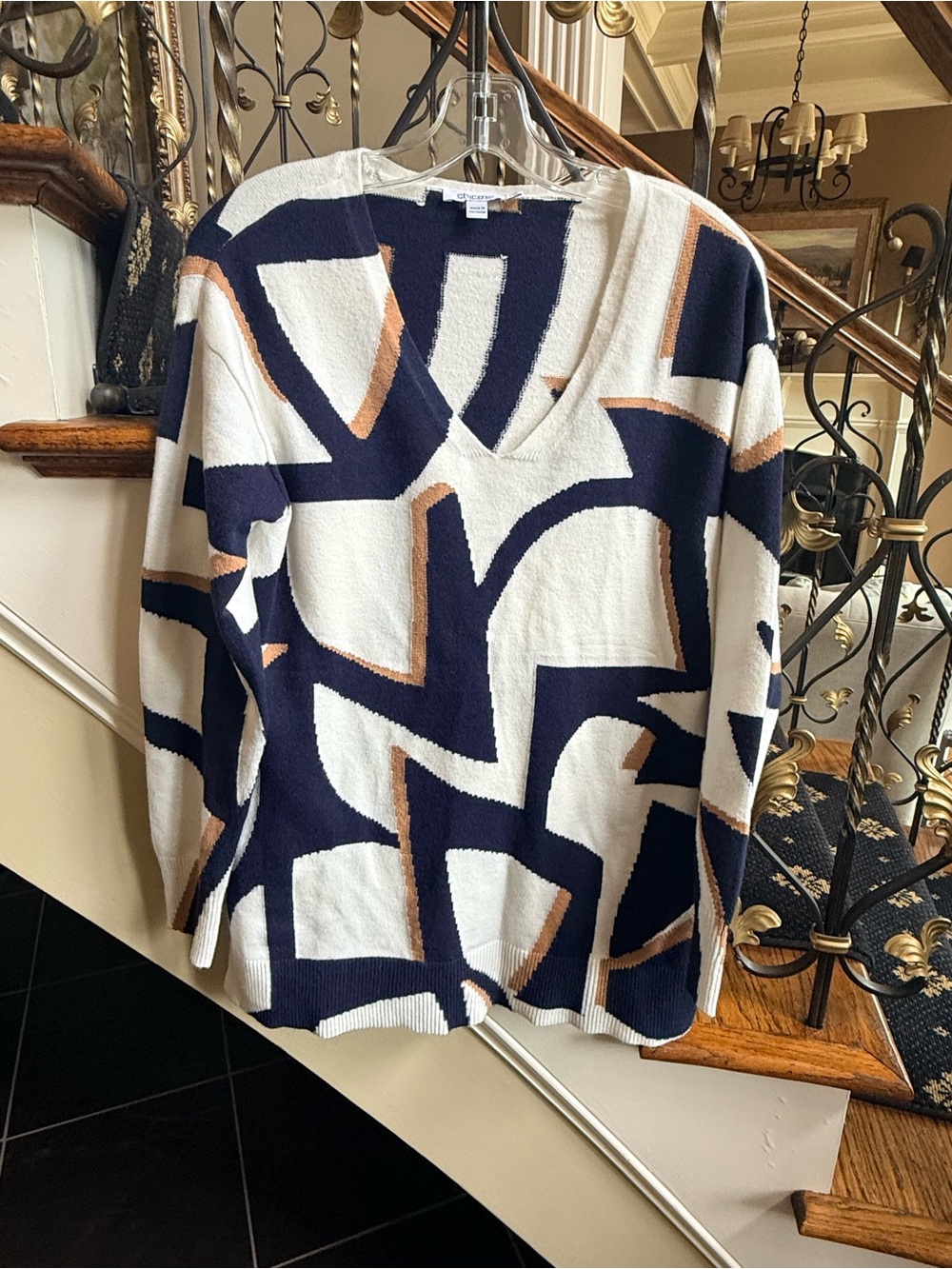 Chico’s VNeck Mode Color long sweater. EUC. Side slits . Soft . Size 0